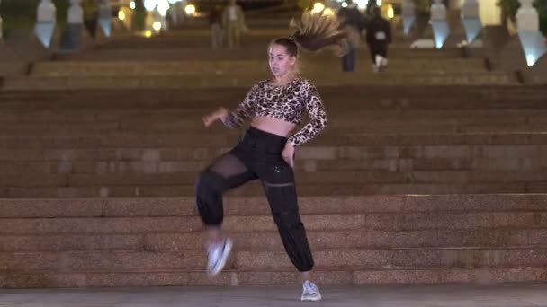 Jovem Mulher Enérgica Leopardo Shirt Dança Rua Dança Livre Frente — Vídeo de Stock