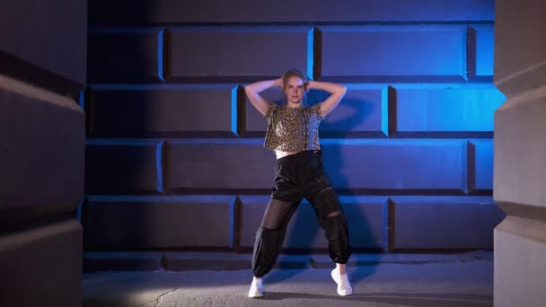 Mladá Dívka Tanečnice Tanec Moderní Street Dance Proti Zdi Pozdním — Stock video