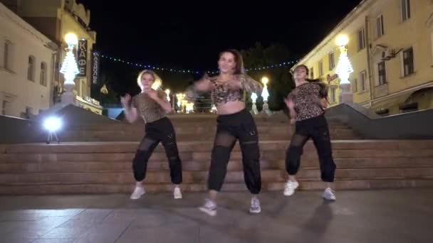 Trzy Młode Szczęśliwe Dziewczyny Koszulkach Lampartem Tańczą Wieczorem Ulicy Przed — Wideo stockowe
