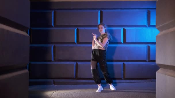 Jovem Dançarina Dançando Dança Rua Moderna Contra Parede Final Noite — Vídeo de Stock