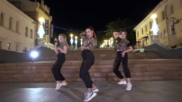Три Молодые Счастливые Девушки Леопардовых Футболках Танцуют Улице Перед Старой — стоковое видео