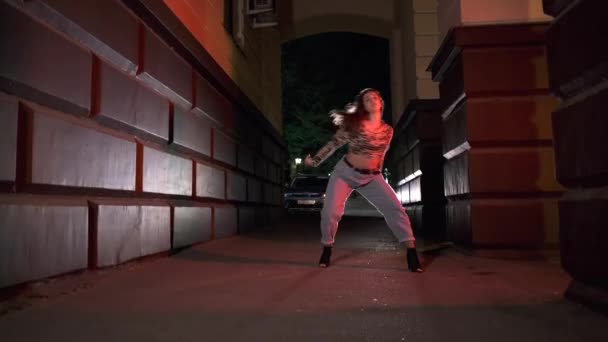 Junge Tänzerin Führt Moderne Choreographien Auf Streetdance Der Nacht Gimbal — Stockvideo