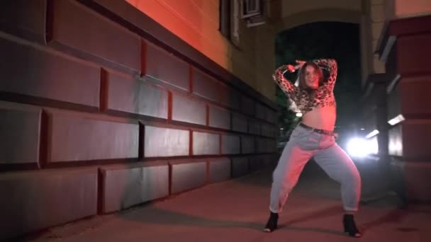 Jeune Danseur Exécute Chorégraphie Moderne Danse Rue Dans Arche Nuit — Video