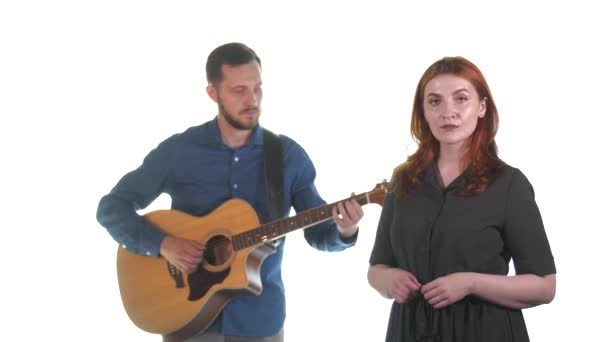 Duo Jeunes Musiciens Homme Barbu Joue Guitare Acoustique Une Femme — Video