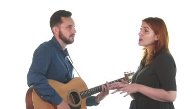 Bir gitarist ve kızıl saçlı bir şarkıcı düeti. Beyaz arka plan. İzole edilmiş