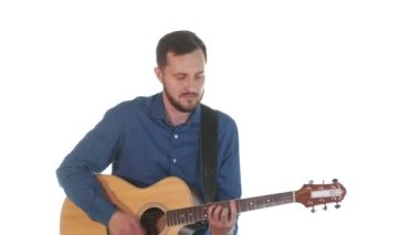Sakallı yakışıklı müzisyen akustik gitarda hızlı melodi çalar. Beyaz arka plan. İzole edilmiş. Orta uzunlukta.