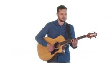 Sakallı yakışıklı müzisyen akustik gitarda hızlı melodi çalar. Beyaz arka plan. İzole edilmiş. Orta uzunlukta.