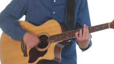 Sakallı yakışıklı müzisyen akustik gitarda hızlı melodi çalar. Beyaz arka plan. İzole edilmiş. Orta uzunlukta.