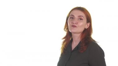 Güzel bir melodi söyleyen kızıl saçlı genç bir kadının portresi. Beyaz arka plan. İzole edilmiş