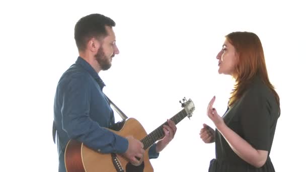 Bir Gitarist Kızıl Saçlı Bir Şarkıcı Düeti Beyaz Arka Plan — Stok video