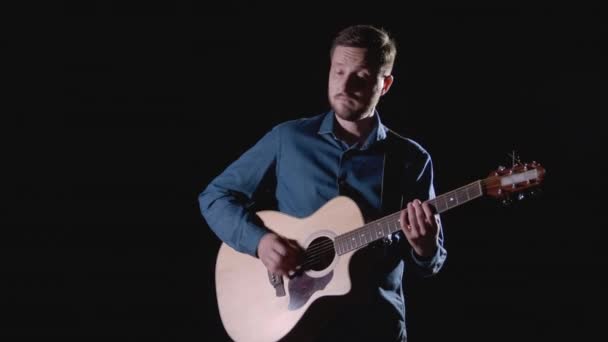 Kot Gömlekli Sakallı Genç Bir Adam Akustik Gitar Çalar Siyah — Stok video