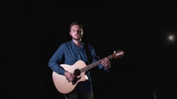 Młody Człowiek Brodą Dżinsowej Koszuli Gra Gitarze Akustycznej Czarne Tło — Wideo stockowe