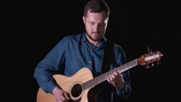 Guapo Talentoso Tipo Con Barba Toca Una Guitarra Acústica Fondo — Vídeos de Stock