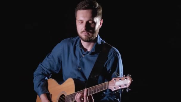 Anak Muda Dengan Jenggot Kemeja Denim Memainkan Gitar Akustik Latar — Stok Video
