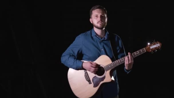 Pohledný Talentovaný Chlap Bradkou Hraje Akustickou Kytaru Černé Pozadí Izolované — Stock video
