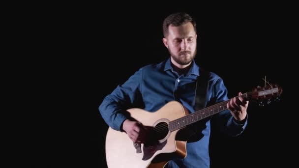 Largo Tiro Medio Guapo Guitarrista Con Barba Tocando Guitarra Acústica — Vídeos de Stock