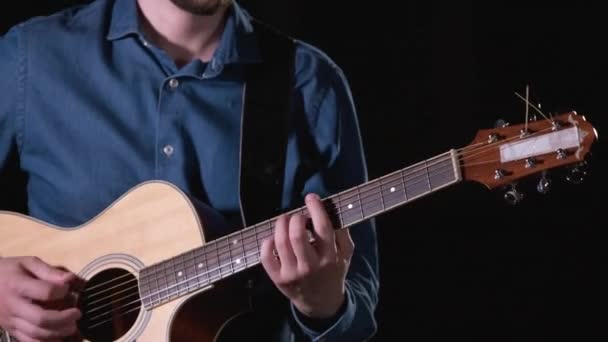 Молодой Человек Бородой Джинсовой Рубашке Играет Акустической Гитаре Чёрный Фон — стоковое видео