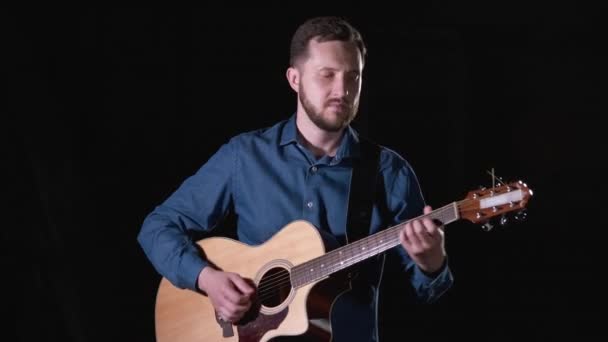 Knappe Getalenteerde Man Met Een Baard Speelt Een Akoestische Gitaar — Stockvideo