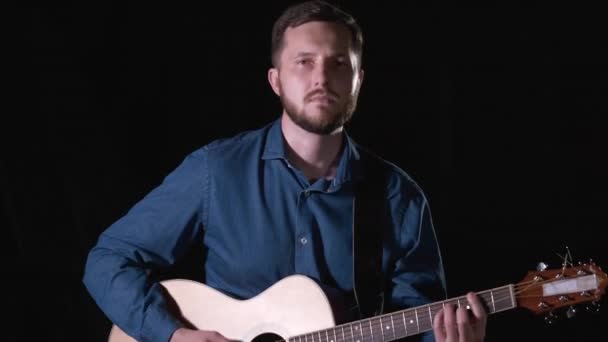 Guapo Talentoso Tipo Con Barba Toca Una Guitarra Acústica Fondo — Vídeos de Stock