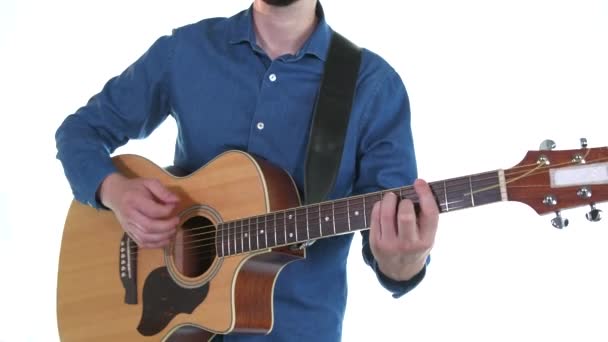 Hombre Guapo Con Barba Toca Una Hermosa Melodía Una Guitarra — Vídeo de stock