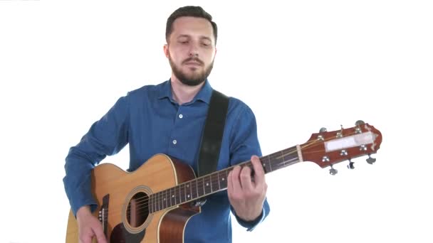 Knappe Gitarist Met Een Baard Die Akoestische Gitaar Speelt Witte — Stockvideo