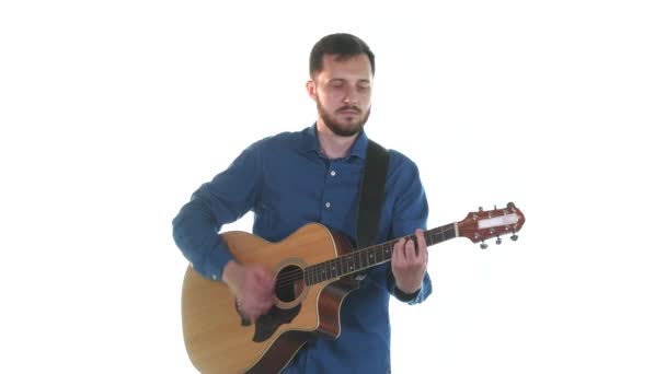 Guitarrista Bonito Com Barba Tocar Guitarra Acústica Fundo Branco Isolado — Vídeo de Stock