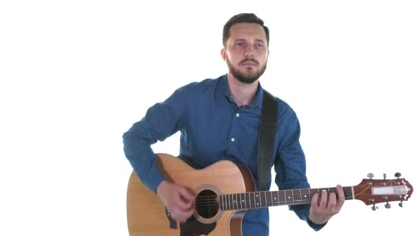 穿着长胡子斜纹棉布衬衫的年轻人在吉他上演奏乡村音乐 白色背景 孤立无援中长枪 — 图库视频影像