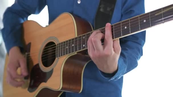 Mann Der Akustische Gitarre Spielt Nahaufnahme Von Gitarrensaiten Und Hals — Stockvideo