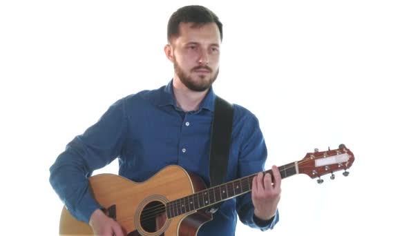 Przystojny Mężczyzna Brodą Gra Piękną Melodię Gitarze Akustycznej Białe Tło — Wideo stockowe