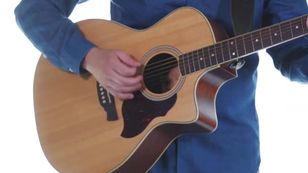 Homem Tocar Guitarra Acústica Closeup Cordas Guitarra Pescoço Fundo Branco — Vídeo de Stock