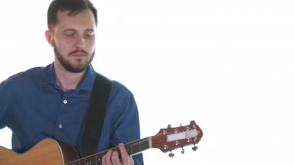 Retrato Guitarrista Talentoso Tocando Una Guitarra Acústica Fondo Blanco Aislado — Vídeo de stock