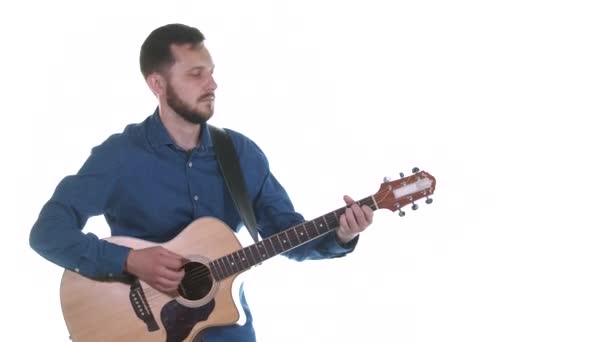 一个留着胡子的英俊男人在声吉他上弹奏着优美的旋律 白色背景 孤立无援中长枪 — 图库视频影像