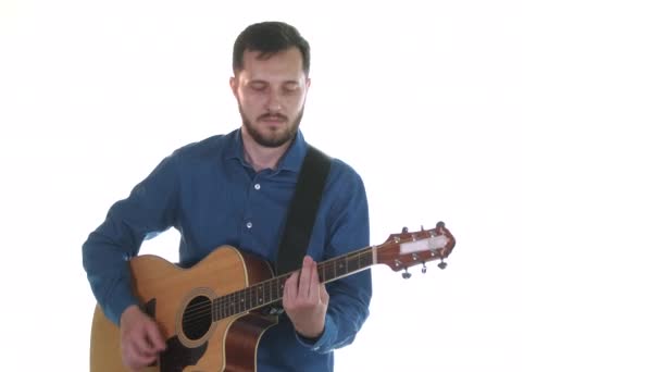 Pohledný Muž Vousy Hraje Krásnou Melodii Akustickou Kytaru Bílé Pozadí — Stock video