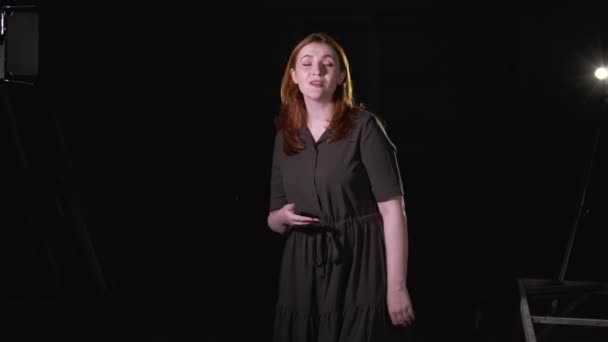 Bela Jovem Cantora Com Cabelo Vermelho Executa Uma Bela Melodia — Vídeo de Stock