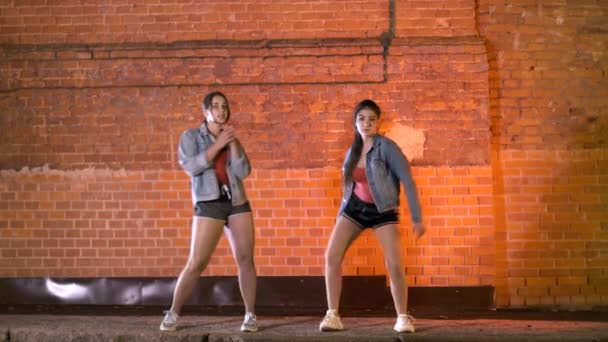 Dwie Piękne Wesołe Kobiety Tańczące Nowoczesną Choreografię Taniec Uliczny Pod — Wideo stockowe