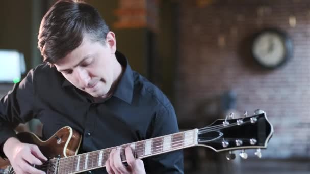 Hombre Guapo Con Una Camisa Negra Realiza Una Improvisación Musical — Vídeos de Stock