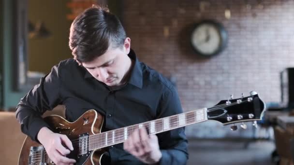 Hombre Guapo Camisa Negra Tocando Guitarra Hermosa Composición Blues Cafetería — Vídeos de Stock