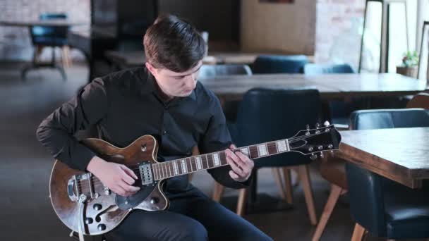 Pria Tampan Berbaju Hitam Bermain Dengan Komposisi Gitar Blues Yang — Stok Video