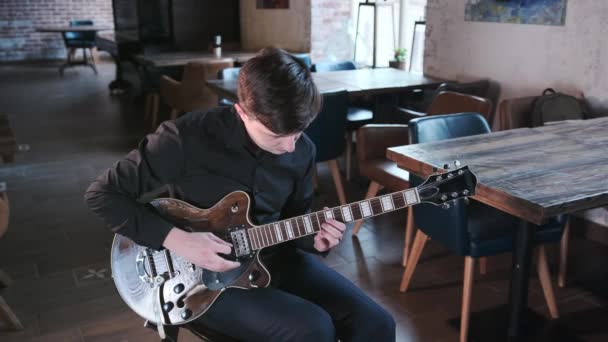 Pria Tampan Berbaju Hitam Bermain Dengan Komposisi Gitar Blues Yang — Stok Video