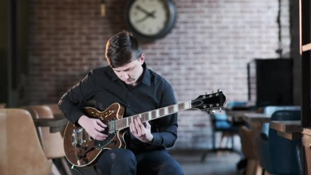 Hombre Guapo Camisa Negra Tocando Guitarra Hermosa Composición Blues Cafetería — Vídeo de stock