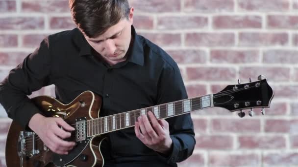 Gutaussehender Mann Schwarzen Hemd Spielt Jazz Bluesmusik Auf Der Gitarre — Stockvideo