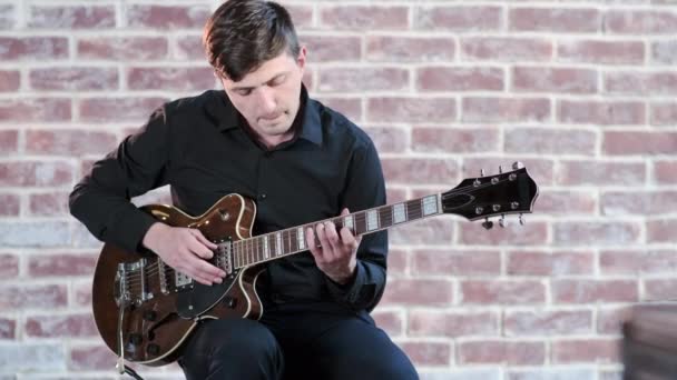 Knappe Man Zwart Shirt Speelt Jazz Blues Muziek Gitaar Tegen — Stockvideo