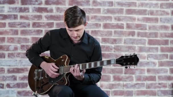 Músico Jovem Camisa Preta Executa Jazz Blues Música Guitarra Contra — Vídeo de Stock