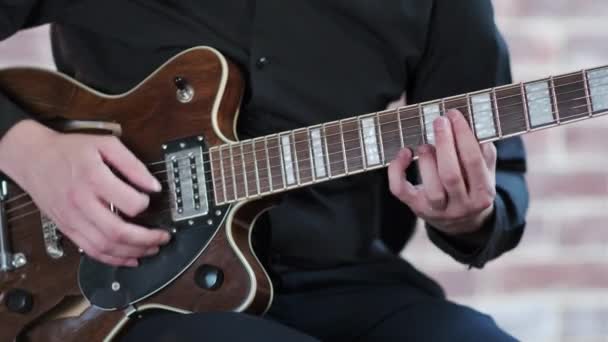 身穿黑色衬衫的吉他手在酒吧里的吉他上表演蓝调音乐即兴表演 吉他弦和颈的特写 — 图库视频影像