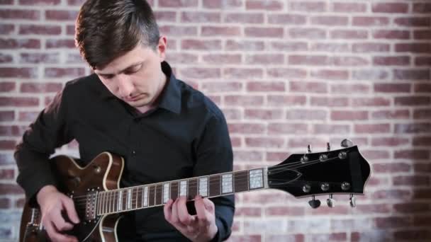 Junger Musiker Schwarzen Hemd Spielt Jazz Bluesmusik Auf Der Gitarre — Stockvideo