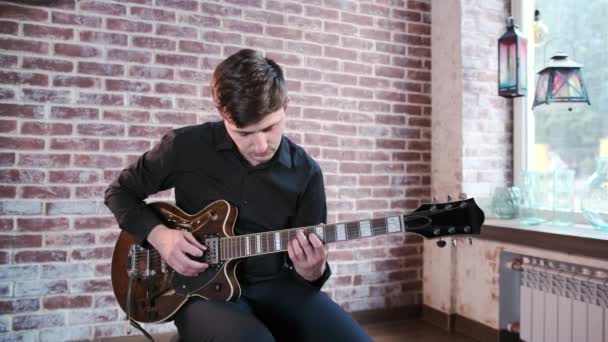 Plan Moyen Terme Jeune Guitariste Chemise Noire Effectue Une Improvisation — Video