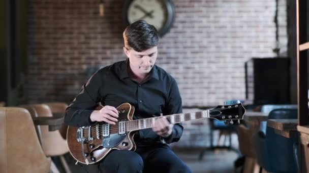 Homem Bonito Camisa Preta Tocando Guitarra Bela Composição Blues Café — Vídeo de Stock