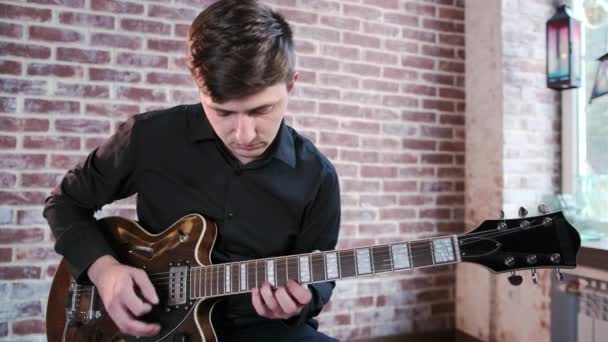 Músico Jovem Camisa Preta Executa Jazz Blues Música Guitarra Contra — Vídeo de Stock