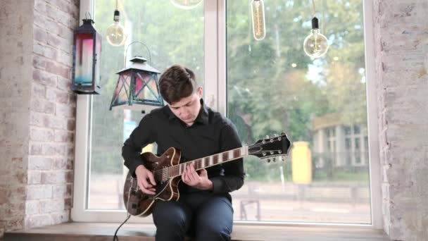 Joven Interpreta Jazz Música Blues Guitarra Sentado Alféizar Ventana Bar — Vídeos de Stock