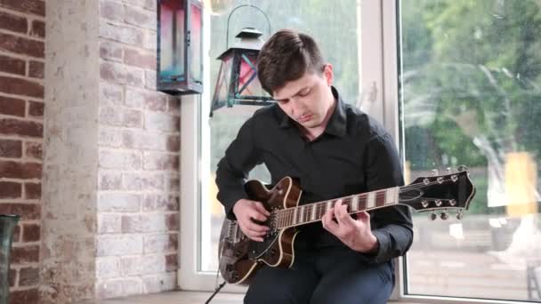 Młody Człowiek Gra Jazz Blues Gitarze Siedzi Parapecie Barze Studio — Wideo stockowe